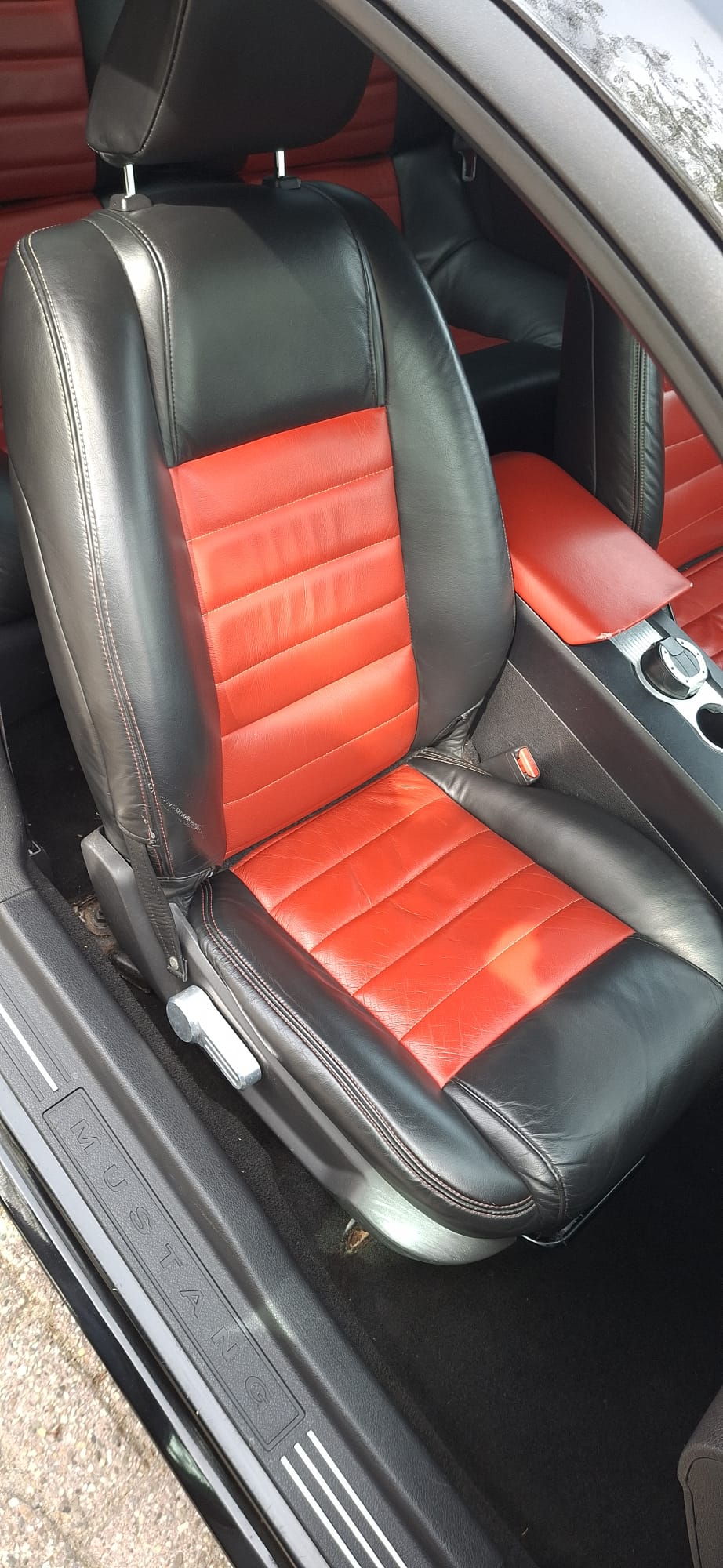 Mustang zwart rood interieur