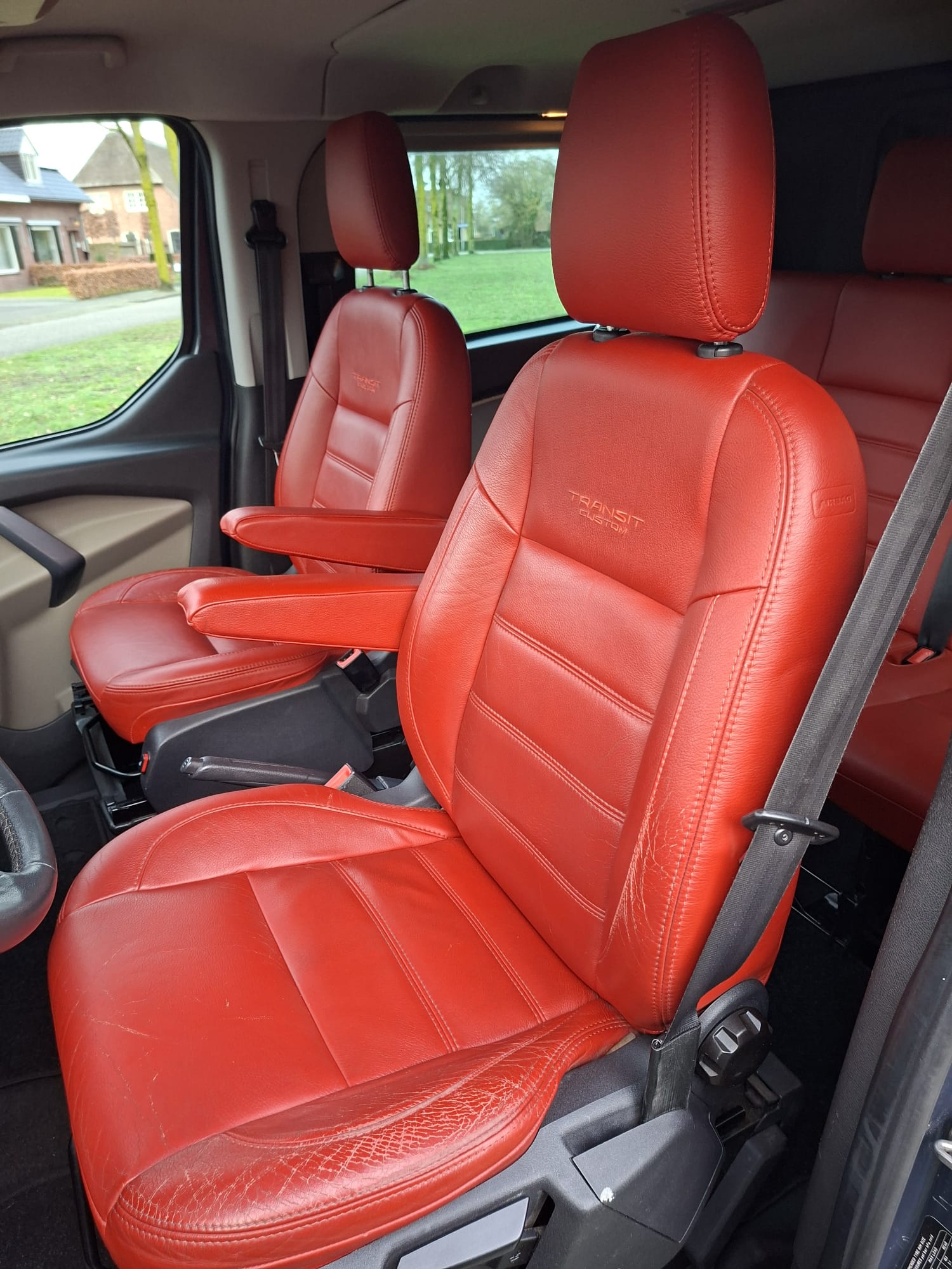 Transit rode leren stoelen